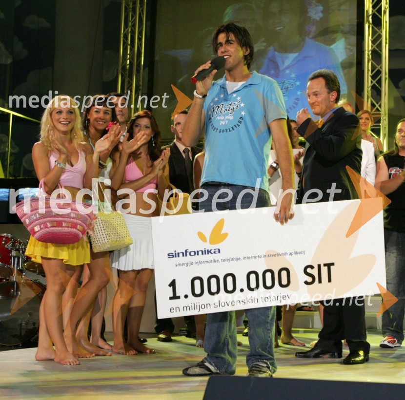 Pevec Domen Kumer in s plesalkami in direktor podjetja SimfonikaMelodije morja in sonca