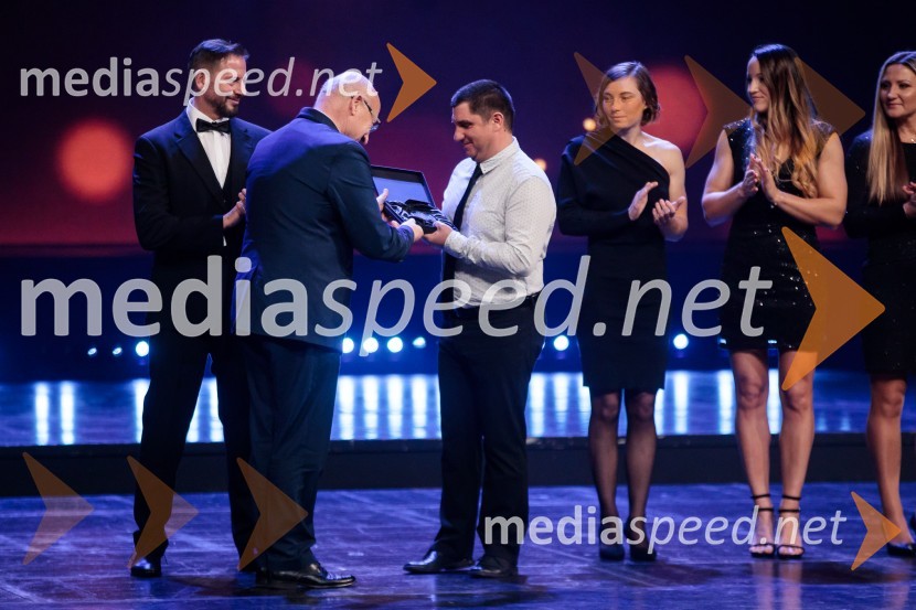  Alberto Giuliani, selektor Slovenske odbojkarske reprezentance;  Viki Krevsel, nekdanji odbojkarski trener;  ... ;  Eva Terčelj, svetovna prvakinja v kajaku in kanuju;   Anja  Osterman , kajakašicaŠportnik leta 2019