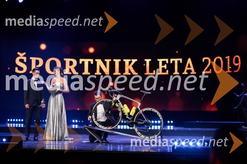  Primož Roglič, smučarski skakalec in kolesar;  Ajda Smrekar, igralka;  Saša  Jerković, novinarŠportnik leta 2019