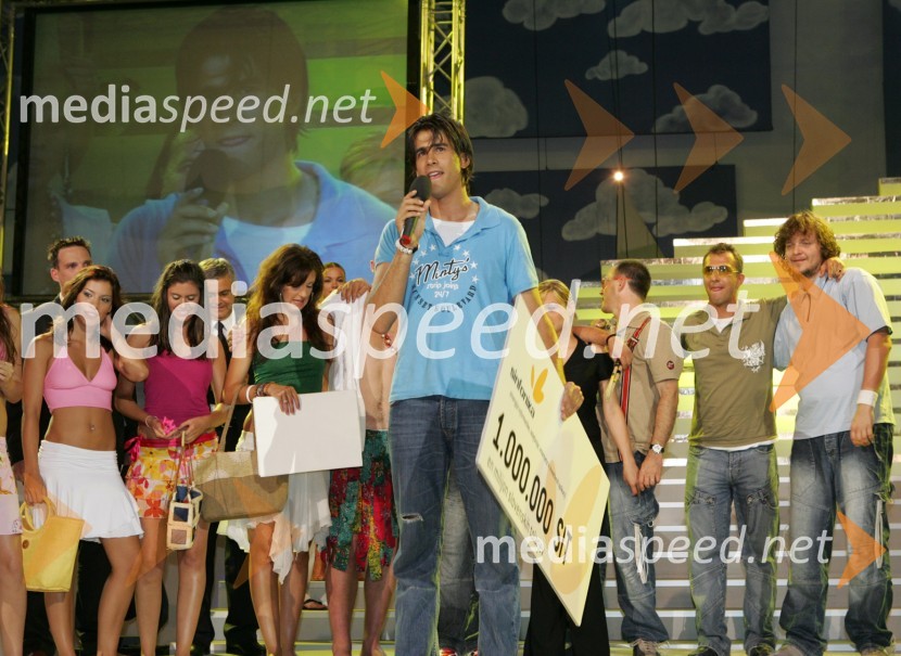 Pevec Domen Kumer s plesalkami in spremljevalno skupino Deja vuMelodije morja in sonca