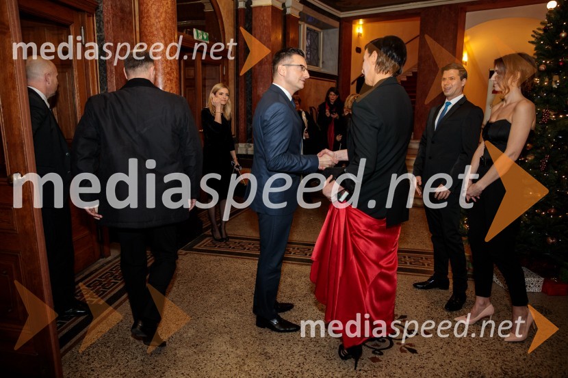  Marjan  Šarec, predsednik Vlade Republike Slovenije;  Melita Berzelak, odgovorna urednica revij Zarja in Pomagaj si samSlovenka leta 2019 je Ninna Kozorog