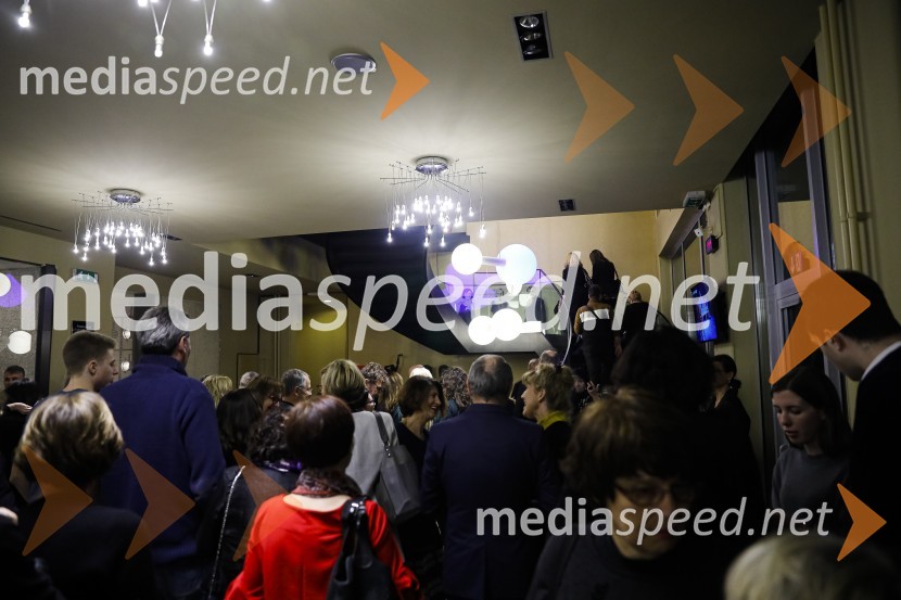 Za narodov blagor, premiera satirične komedije