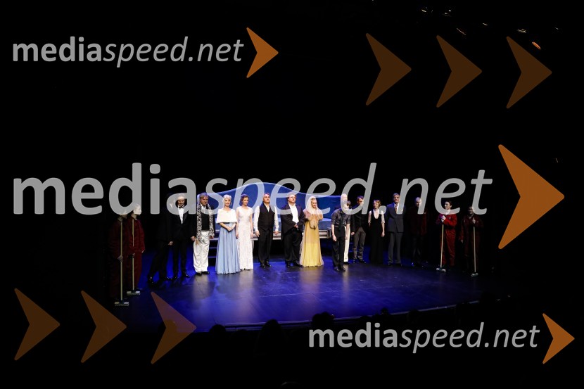 Za narodov blagor, premiera satirične komedije