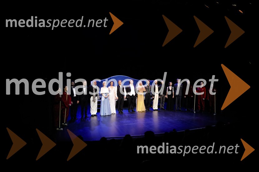 Za narodov blagor, premiera satirične komedije