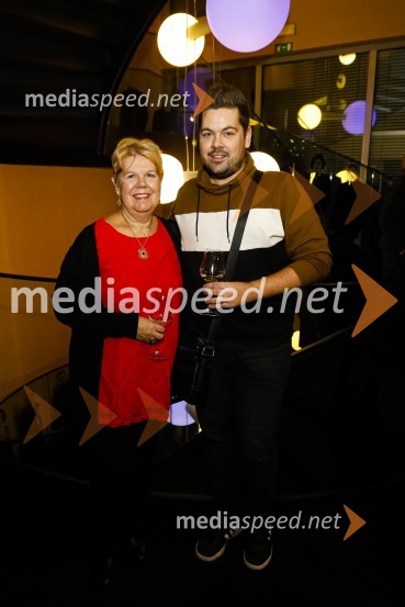  Irena  Butoln, germanistka;  Nejc Simšič, novinarZa narodov blagor, premiera satirične komedije