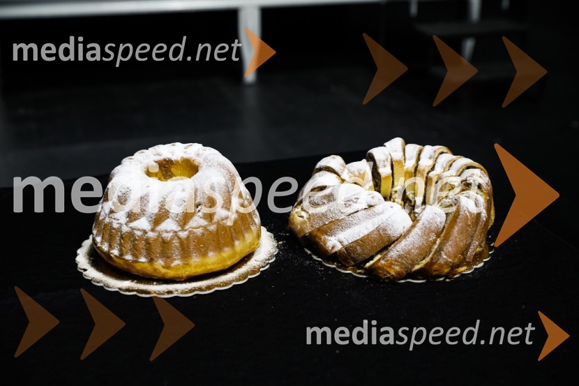 Za narodov blagor, premiera satirične komedije