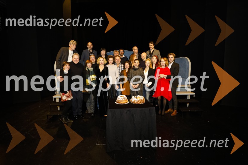 Za narodov blagor, premiera satirične komedije