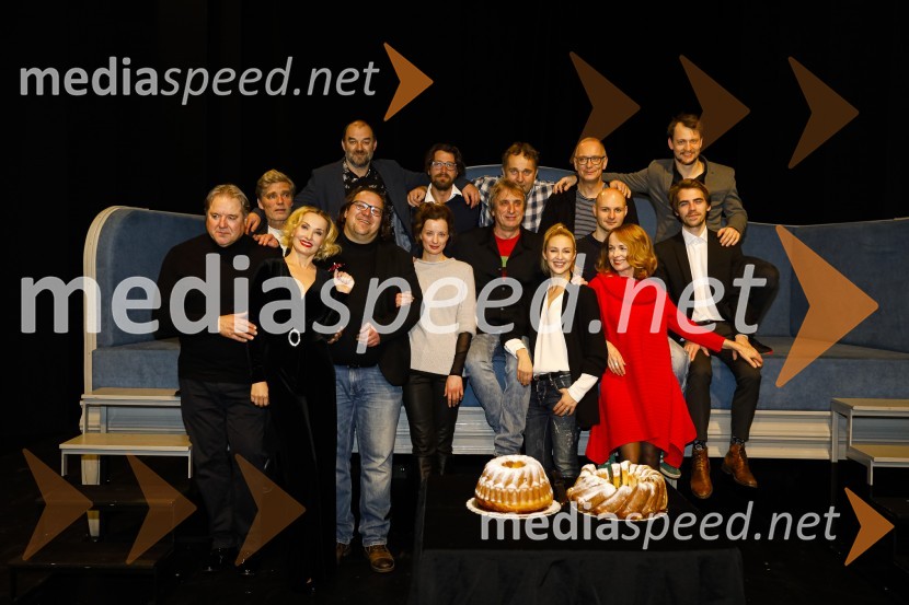 Za narodov blagor, premiera satirične komedije