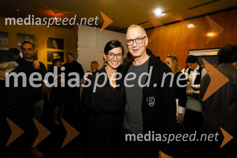  Simona  Belle, služba za stike z javnostmi MGL;  Uroš Smolej, igralecZa narodov blagor, premiera satirične komedije