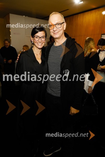  Simona  Belle, služba za stike z javnostmi MGL;  Uroš Smolej, igralecZa narodov blagor, premiera satirične komedije