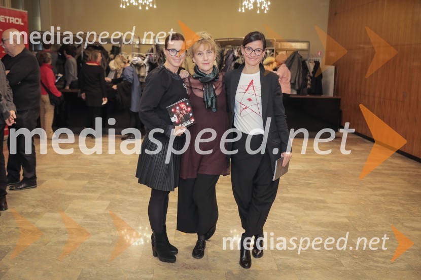  Petra Bizjak, Direktoričina pomočnica, poslovni vodja MGL;  Barbara Hieng Samobor, direktorica in umetniška vodja MGL;  Simona  Belle, služba za stike z javnostmi MGLKaraoke, premiera glasbene drame