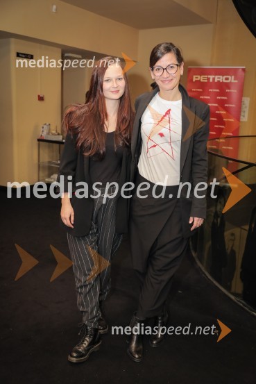  Katarina Koprivnikar, marketing MGL;  Simona  Belle, služba za stike z javnostmi MGLKaraoke, premiera glasbene drame