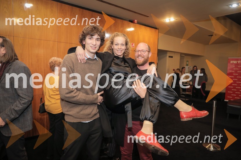  ... ;  Leja Jurišić, koreografinja;  Uroš Buh, glasbenikKaraoke, premiera glasbene drame