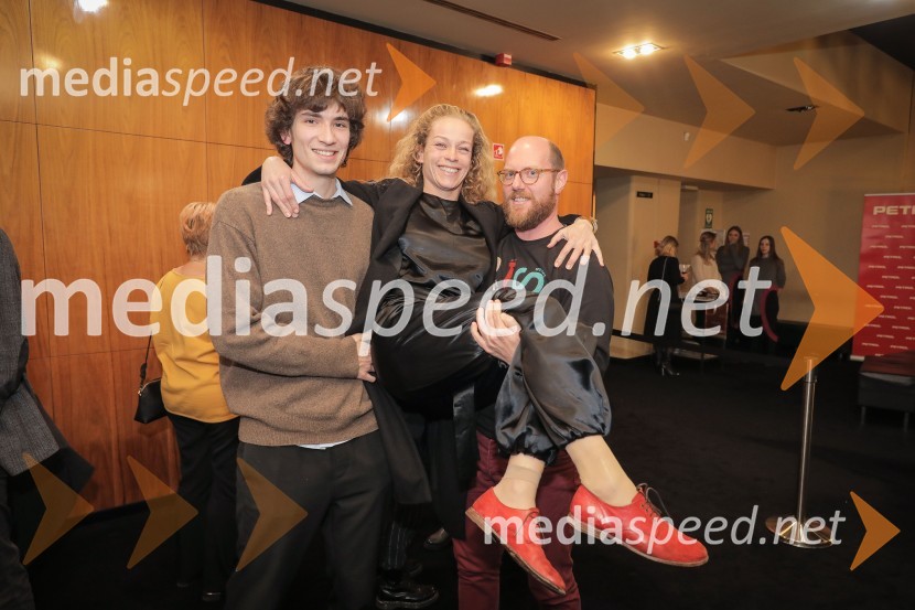  ... ;  Leja Jurišić, koreografinja;  Uroš Buh, glasbenikKaraoke, premiera glasbene drame