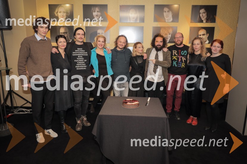  ... ;  Petra Pogorevc, dramaturginja in urednica knjižnice MGL;  Gregor Gruden, igralec;  Karin Komljanec, igralka;  Gašper Jarni, igralec;  Viktorija Bencik Emeršič, igralka;  Jure Novak, režiser;  Uroš Buh, glasbenik;  Leja Jurišić, koreografinja;  Anja Krušnik Cirnski, dramaturginjaKaraoke, premiera glasbene drame