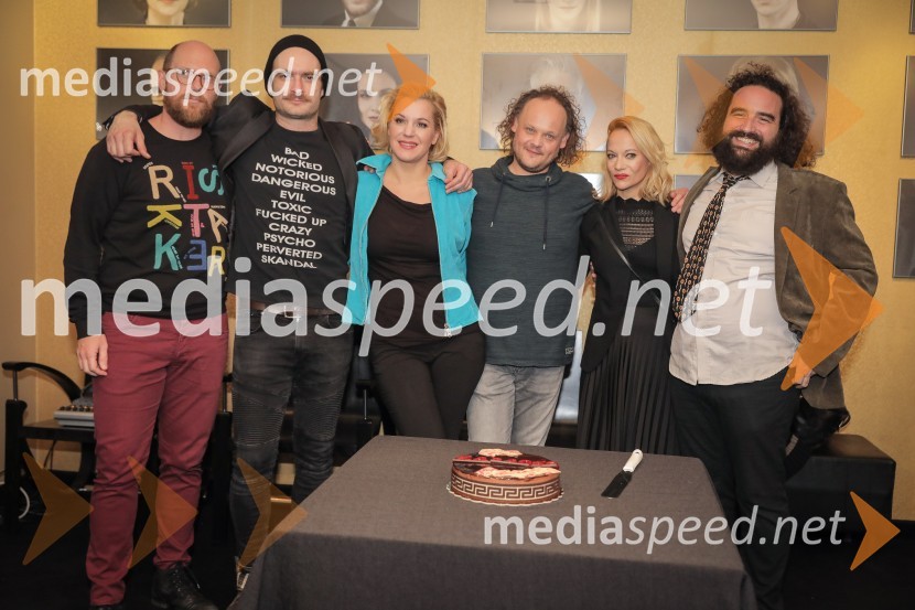  Uroš Buh, glasbenik;  Gregor Gruden, igralec;  Karin Komljanec, igralka;  Gašper Jarni, igralec;  Viktorija Bencik Emeršič, igralka;  Jure Novak, režiserKaraoke, premiera glasbene drame