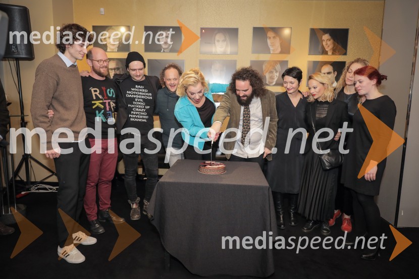  ... ;  Uroš Buh, glasbenik;  Gregor Gruden, igralec;  Gašper Jarni, igralec;  Karin Komljanec, igralka;  Jure Novak, režiser;  Petra Pogorevc, dramaturginja in urednica knjižnice MGL;  Viktorija Bencik Emeršič, igralka;  Leja Jurišić, koreografinja;  Anja Krušnik Cirnski, dramaturginjaKaraoke, premiera glasbene drame