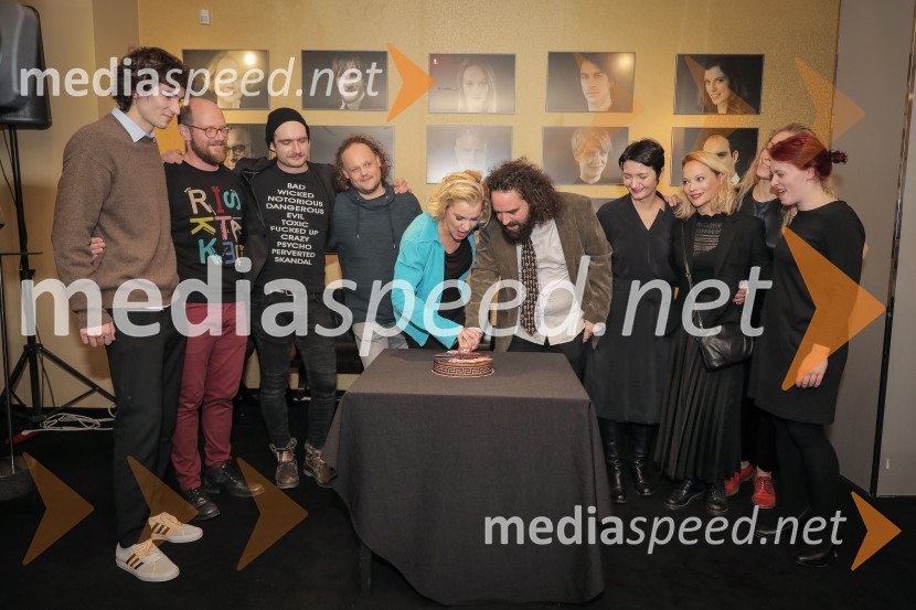  ... ;  Uroš Buh, glasbenik;  Gregor Gruden, igralec;  Gašper Jarni, igralec;  Karin Komljanec, igralka;  Jure Novak, režiser;  Petra Pogorevc, dramaturginja in urednica knjižnice MGL;  Viktorija Bencik Emeršič, igralka;  Anja Krušnik Cirnski, dramaturginjaKaraoke, premiera glasbene drame