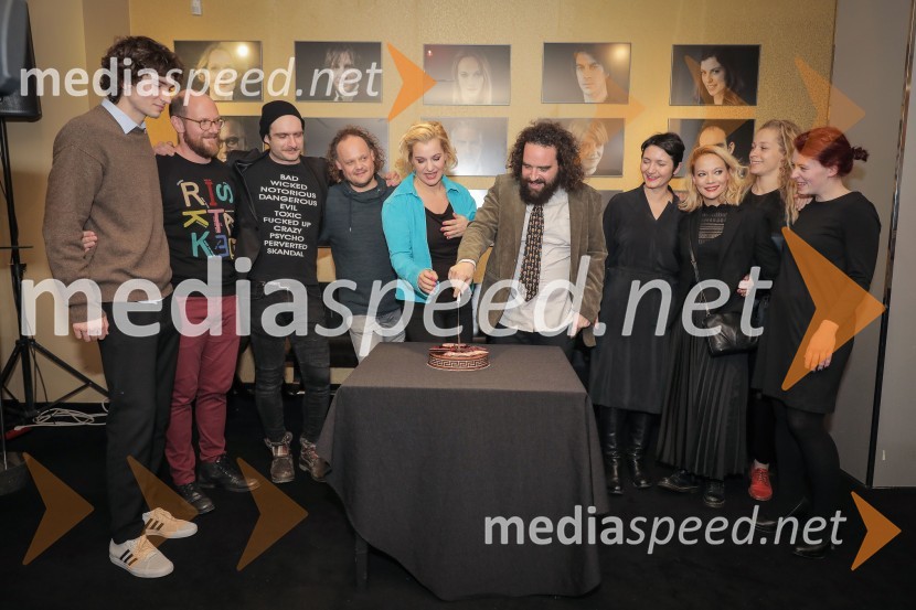  ... ;  Uroš Buh, glasbenik;  Gregor Gruden, igralec;  Gašper Jarni, igralec;  Karin Komljanec, igralka;  Jure Novak, režiser;  Petra Pogorevc, dramaturginja in urednica knjižnice MGL;  Viktorija Bencik Emeršič, igralka;  Leja Jurišić, koreografinja;  Anja Krušnik Cirnski, dramaturginjaKaraoke, premiera glasbene drame