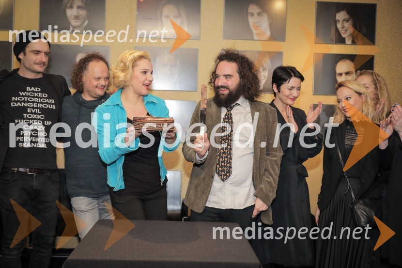  Gregor Gruden, igralec;  Gašper Jarni, igralec;  Karin Komljanec, igralka;  Jure Novak, režiser;  Petra Pogorevc, dramaturginja in urednica knjižnice MGL;  Viktorija Bencik Emeršič, igralkaKaraoke, premiera glasbene drame