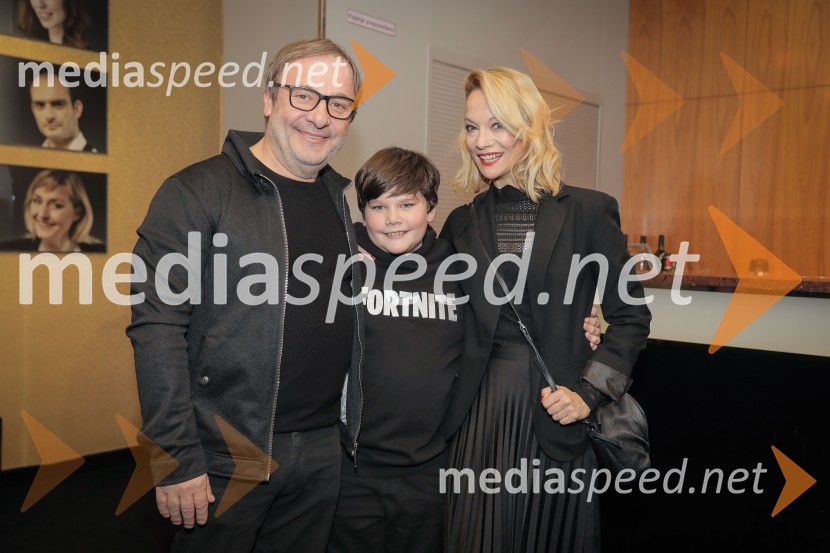  Bojan Emeršič, igralec;  ... ;  Viktorija Bencik Emeršič, igralkaKaraoke, premiera glasbene drame