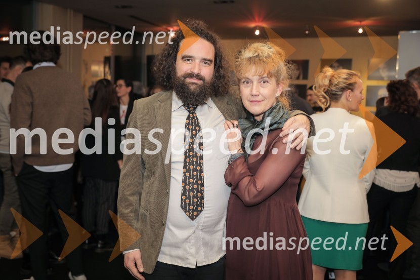  Jure Novak, režiser;  Barbara Hieng Samobor, direktorica in umetniška vodja MGLKaraoke, premiera glasbene drame