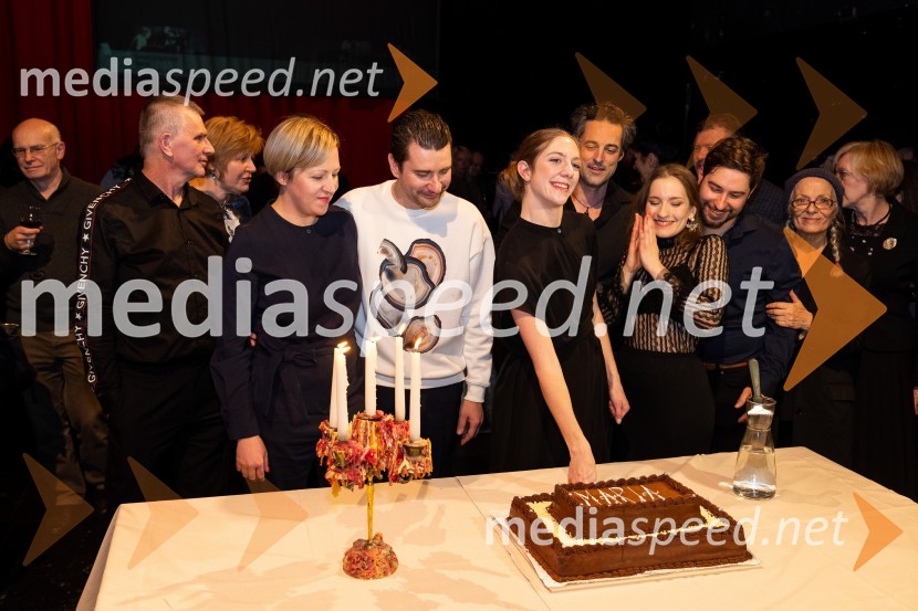  ... ;  Vanja  Plut, igralka;  Saša Tabaković, igralec, poslanec;  Eva Jesenovec, igralka;  Rok Vihar, igralec;  Eva Stražar, igralka;  Matic  Valič, igralec;  ... Maria, premiera drame