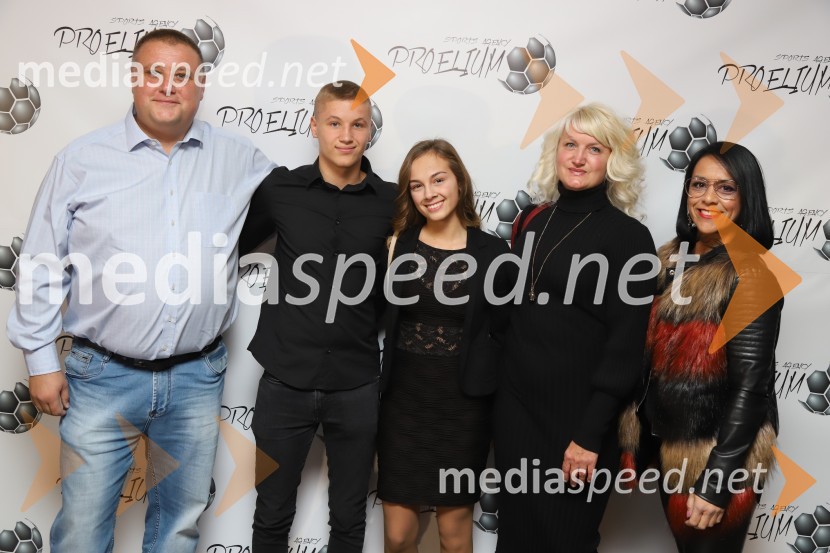  Igor  Zagoranski, lastnik podjetja Dorin Dom;  Žiga  Zagoranski;  Tyra Barada, svetovna kadetska prvakinja v kickboxu;  Bernarda Zagoranski;  Bianca Tapilatu Barada, trenerka, Športni center BaradaGala Proelium 2019, razglasitev najboljših športnikov in druženje