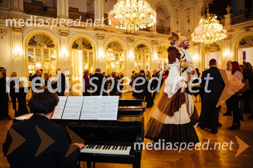 Premium stranke Nove KBM tokrat na ogledu predstave Netopir