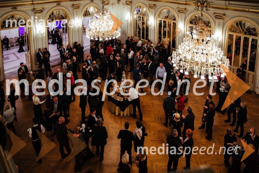 Premium stranke Nove KBM tokrat na ogledu predstave Netopir