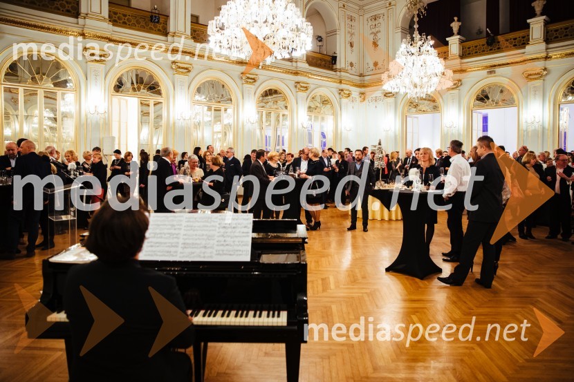 Premium stranke Nove KBM tokrat na ogledu predstave Netopir