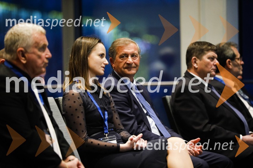  Lidija Štruc, Desus, generalna sekretarka;  Karl Erjavec, minister za obrambo RSNova predsednica stranke DESUS je Aleksandra Pivec