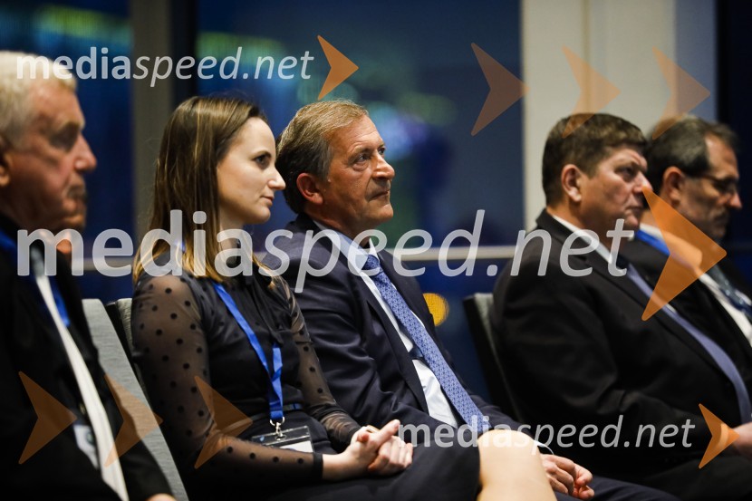  Lidija Štruc, Desus, generalna sekretarka;  Karl Erjavec, minister za obrambo RSNova predsednica stranke DESUS je Aleksandra Pivec