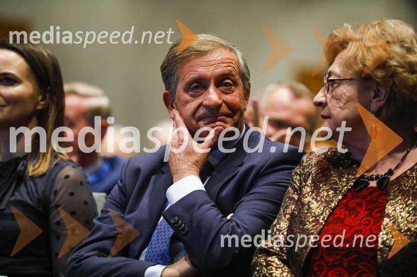  Karl Erjavec, minister za obrambo RSNova predsednica stranke DESUS je Aleksandra Pivec