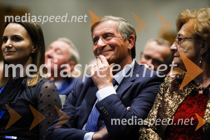  Karl Erjavec, minister za obrambo RSNova predsednica stranke DESUS je Aleksandra Pivec