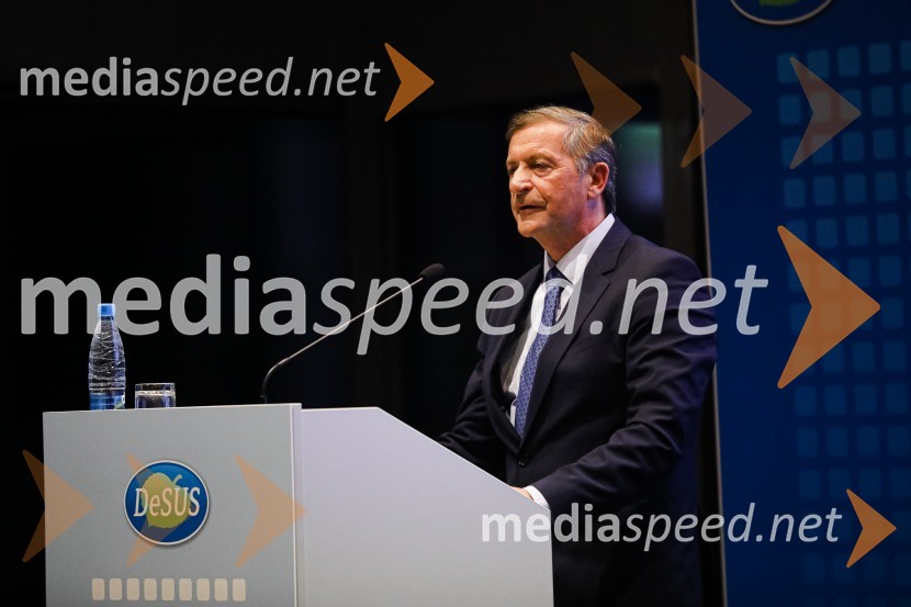  Karl Erjavec, minister za obrambo RSNova predsednica stranke DESUS je Aleksandra Pivec