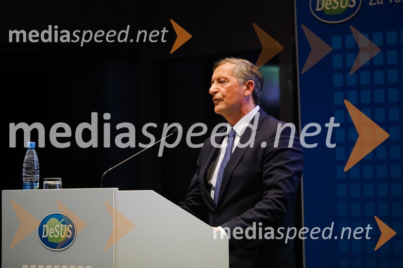  Karl Erjavec, minister za obrambo RSNova predsednica stranke DESUS je Aleksandra Pivec