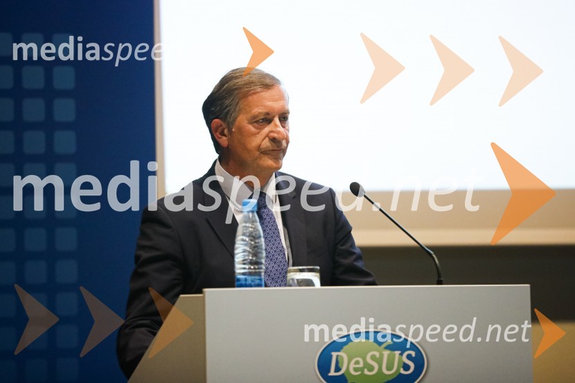  Karl Erjavec, minister za obrambo RSNova predsednica stranke DESUS je Aleksandra Pivec