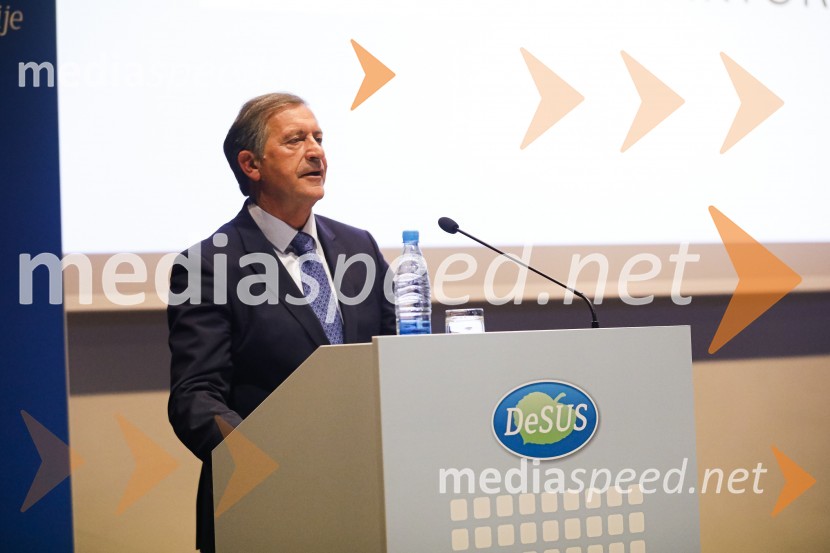  Karl Erjavec, minister za obrambo RSNova predsednica stranke DESUS je Aleksandra Pivec