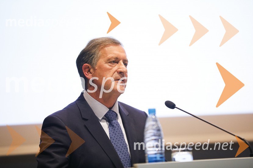  Karl Erjavec, minister za obrambo RSNova predsednica stranke DESUS je Aleksandra Pivec