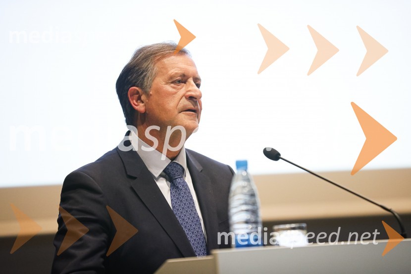  Karl Erjavec, minister za obrambo RSNova predsednica stranke DESUS je Aleksandra Pivec