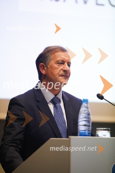  Karl Erjavec, minister za obrambo RSNova predsednica stranke DESUS je Aleksandra Pivec