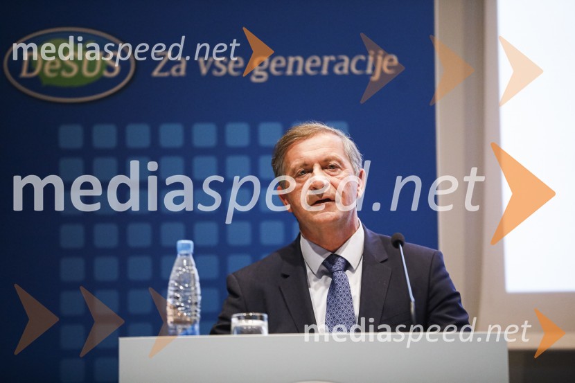  Karl Erjavec, minister za obrambo RSNova predsednica stranke DESUS je Aleksandra Pivec