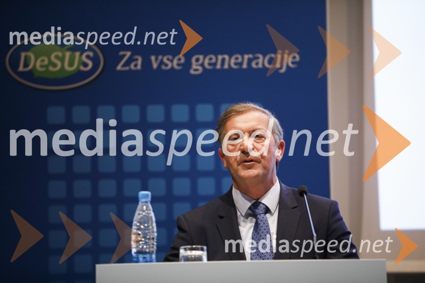  Karl Erjavec, minister za obrambo RSNova predsednica stranke DESUS je Aleksandra Pivec