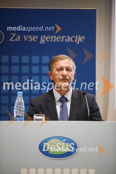  Karl Erjavec, minister za obrambo RSNova predsednica stranke DESUS je Aleksandra Pivec