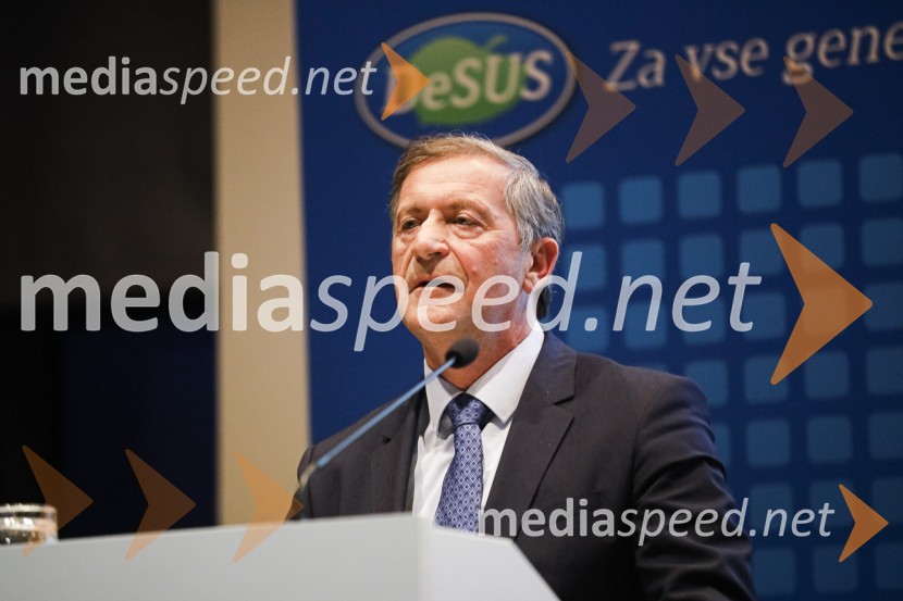  Karl Erjavec, minister za obrambo RSNova predsednica stranke DESUS je Aleksandra Pivec