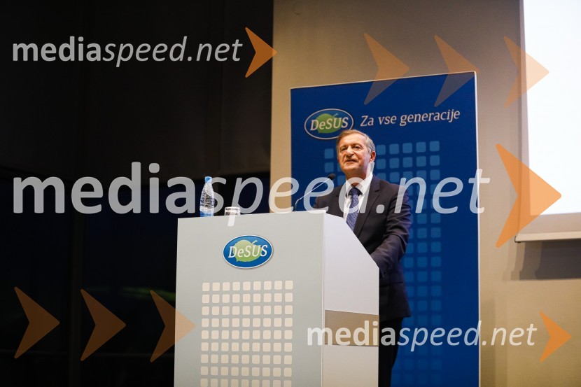  Karl Erjavec, minister za obrambo RSNova predsednica stranke DESUS je Aleksandra Pivec