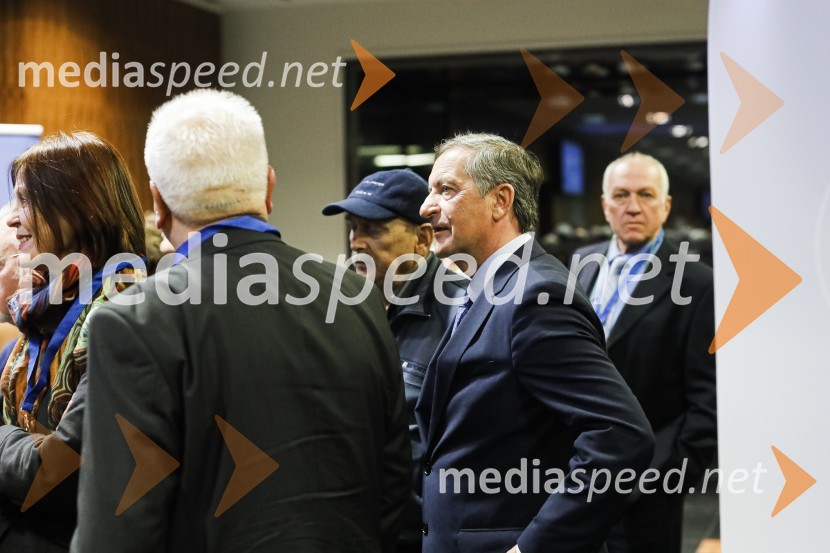  ... ;  Karl Erjavec, minister za obrambo RSNova predsednica stranke DESUS je Aleksandra Pivec