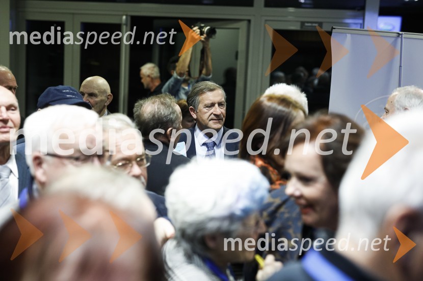  Karl Erjavec, minister za obrambo RSNova predsednica stranke DESUS je Aleksandra Pivec