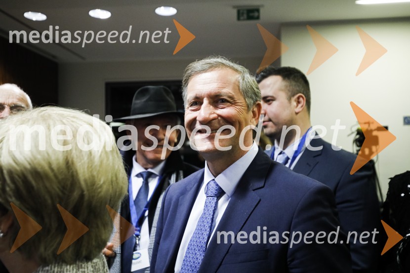  Karl Erjavec, minister za obrambo RSNova predsednica stranke DESUS je Aleksandra Pivec